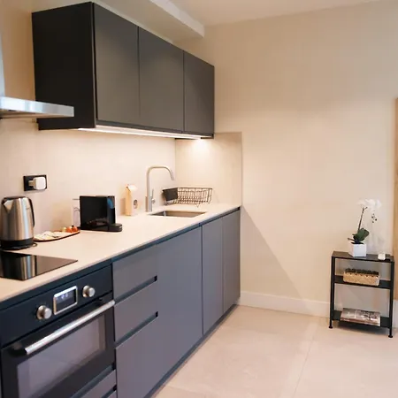 Apartment En Pleno Paseo Maritimo De Marbella. *