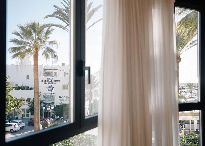 En Pleno Paseo Maritimo De Marbella.