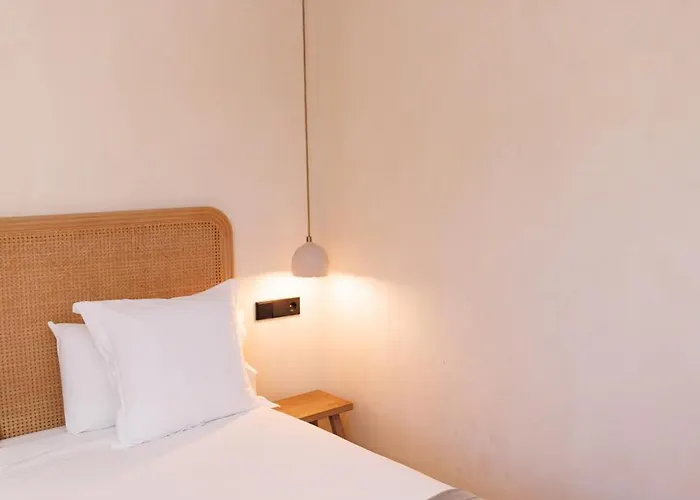 En Pleno Paseo Maritimo De Marbella. *