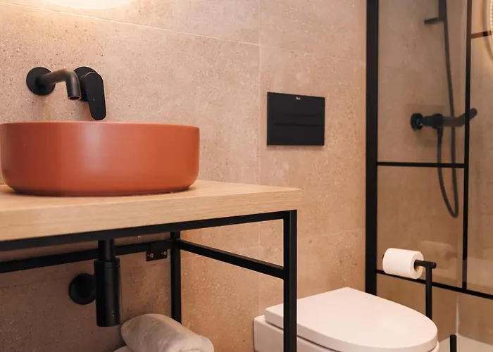 En Pleno Paseo Maritimo De Marbella. *