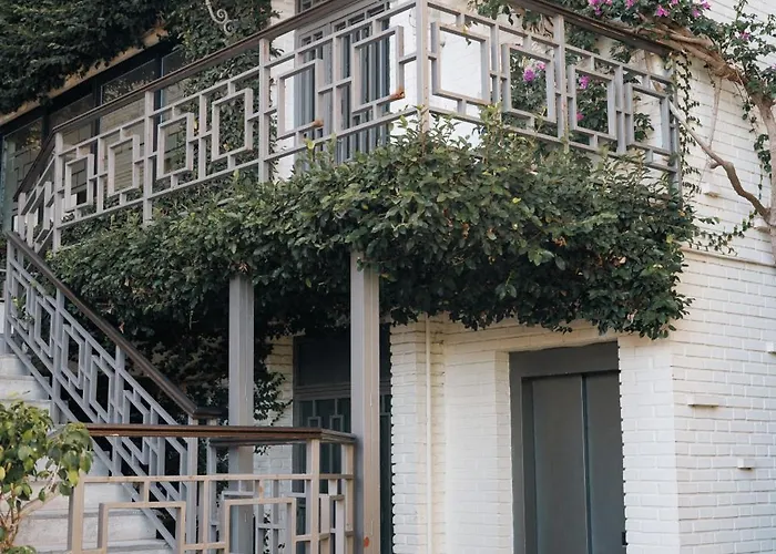 En Pleno Paseo Maritimo De Marbella. *