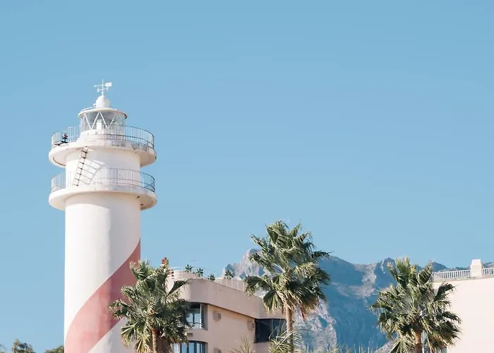 En Pleno Paseo Maritimo De Marbella. マルベーリャ