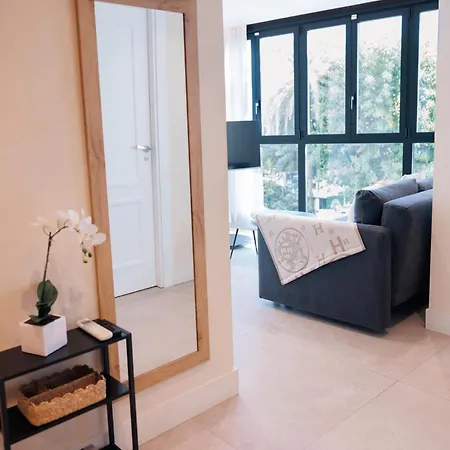 En Pleno Paseo Maritimo De *