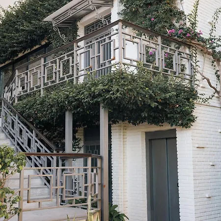 En Pleno Paseo Maritimo De *