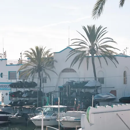 En Pleno Paseo Maritimo De Marbella. *