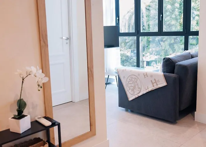 En Pleno Paseo Maritimo De Marbella. *