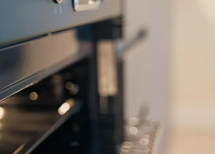 En Pleno Paseo Maritimo De Marbella. *