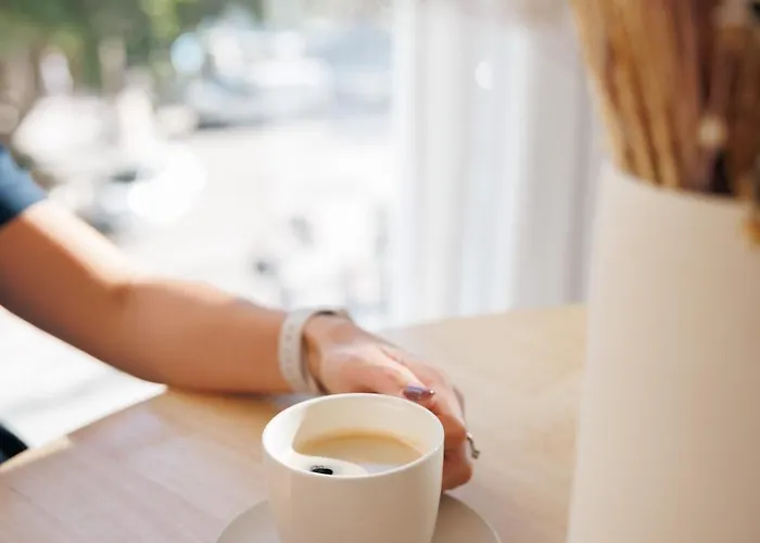 En Pleno Paseo Maritimo De Marbella. * Marbella