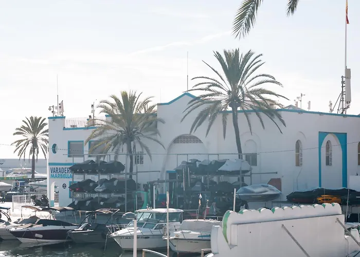 En Pleno Paseo Maritimo De Marbella. *